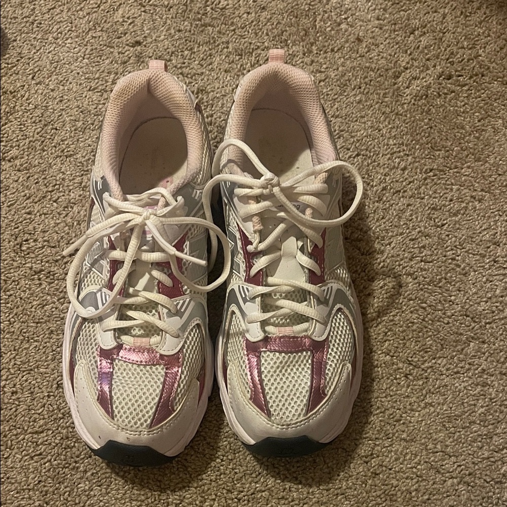 New Balance 530 Women's Sneakers - White and Pink